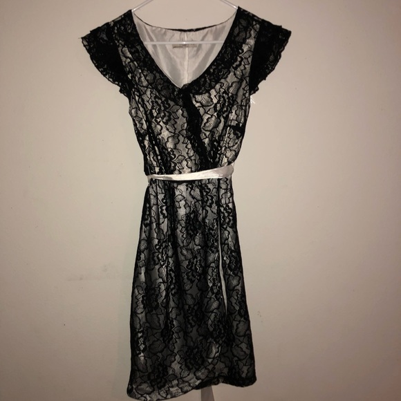 Nice lace dress - Picture 1 of 5